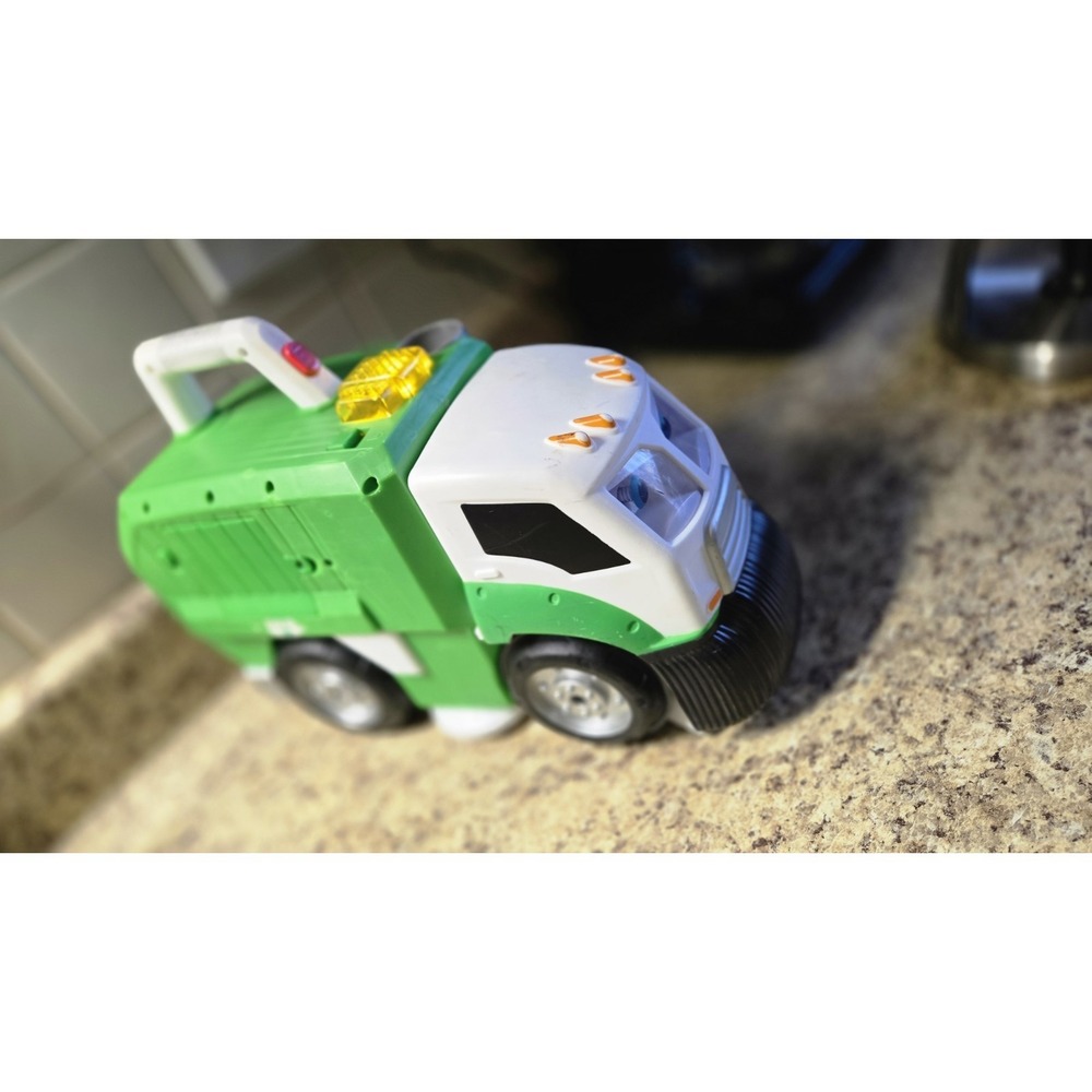 Real Workin' Buddies Mr. Dusty The Super Toy Eating Garbage Truck - Cleans!!! - Picture 5 of 13